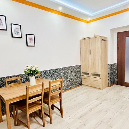 Modern Spacious Apartment In Center Praha Bagian luar foto