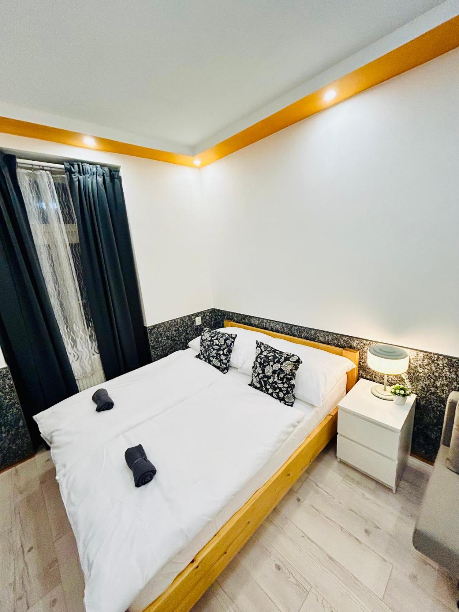 Modern Spacious Apartment In Center Praha Bagian luar foto
