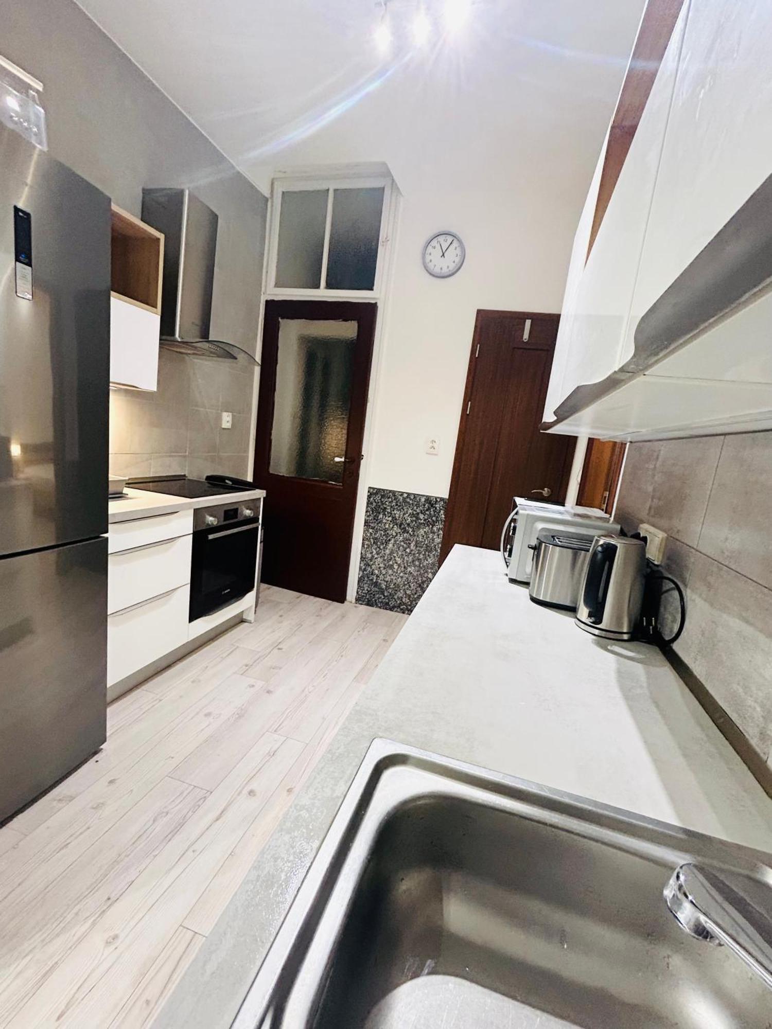 Modern Spacious Apartment In Center Praha Bagian luar foto