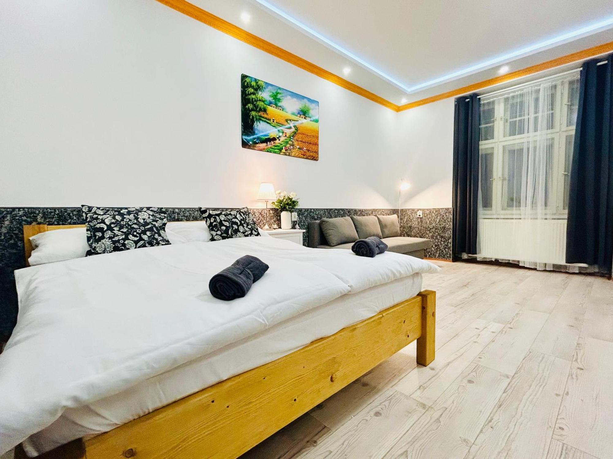 Modern Spacious Apartment In Center Praha Bagian luar foto