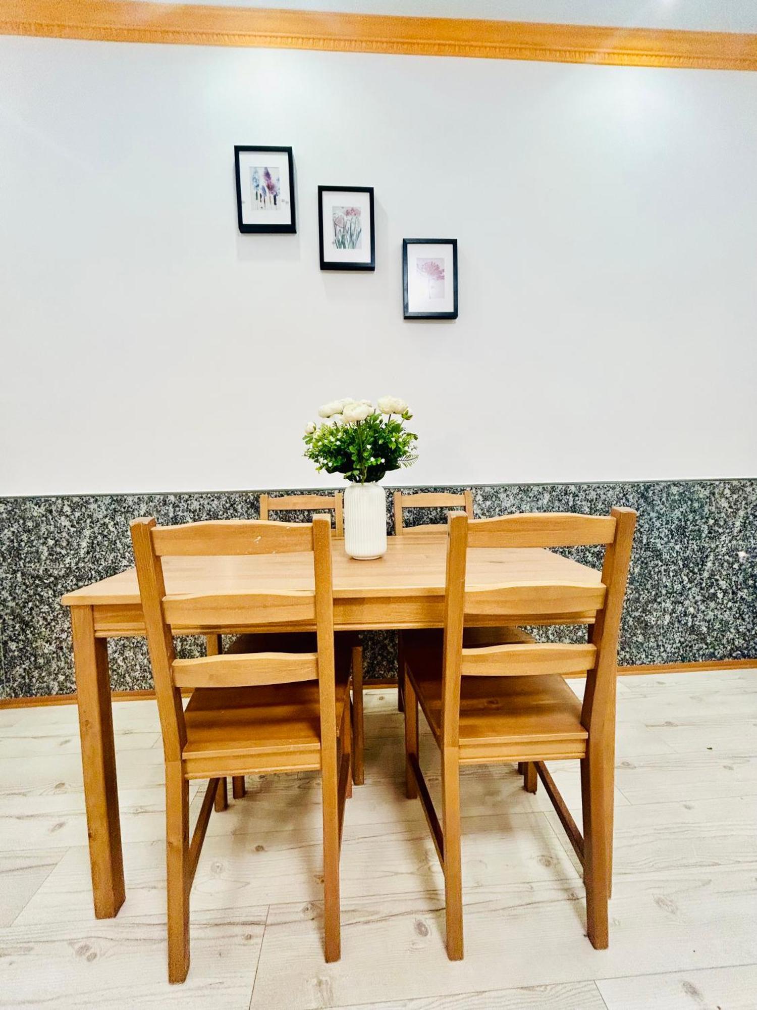 Modern Spacious Apartment In Center Praha Bagian luar foto