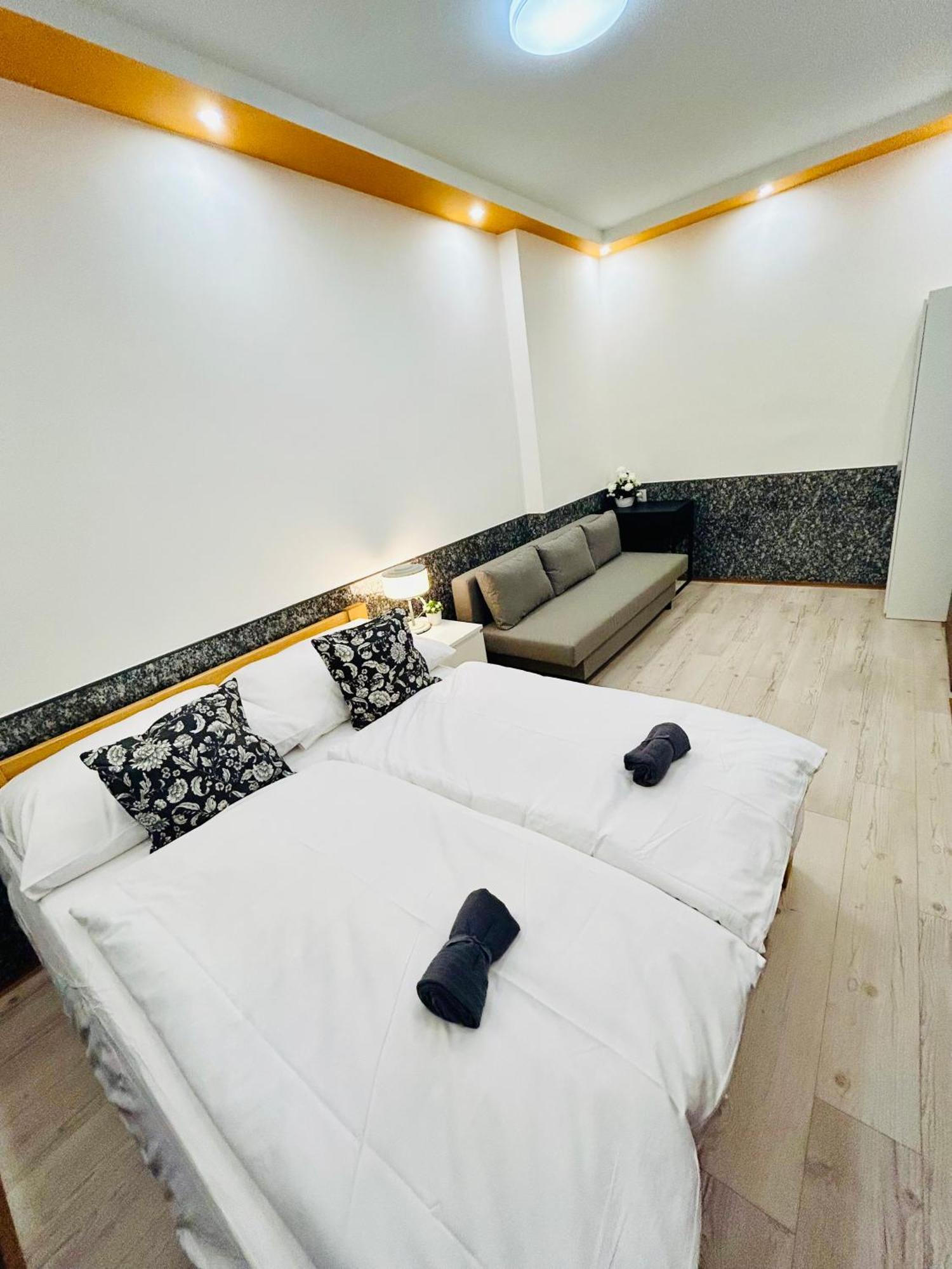 Modern Spacious Apartment In Center Praha Bagian luar foto