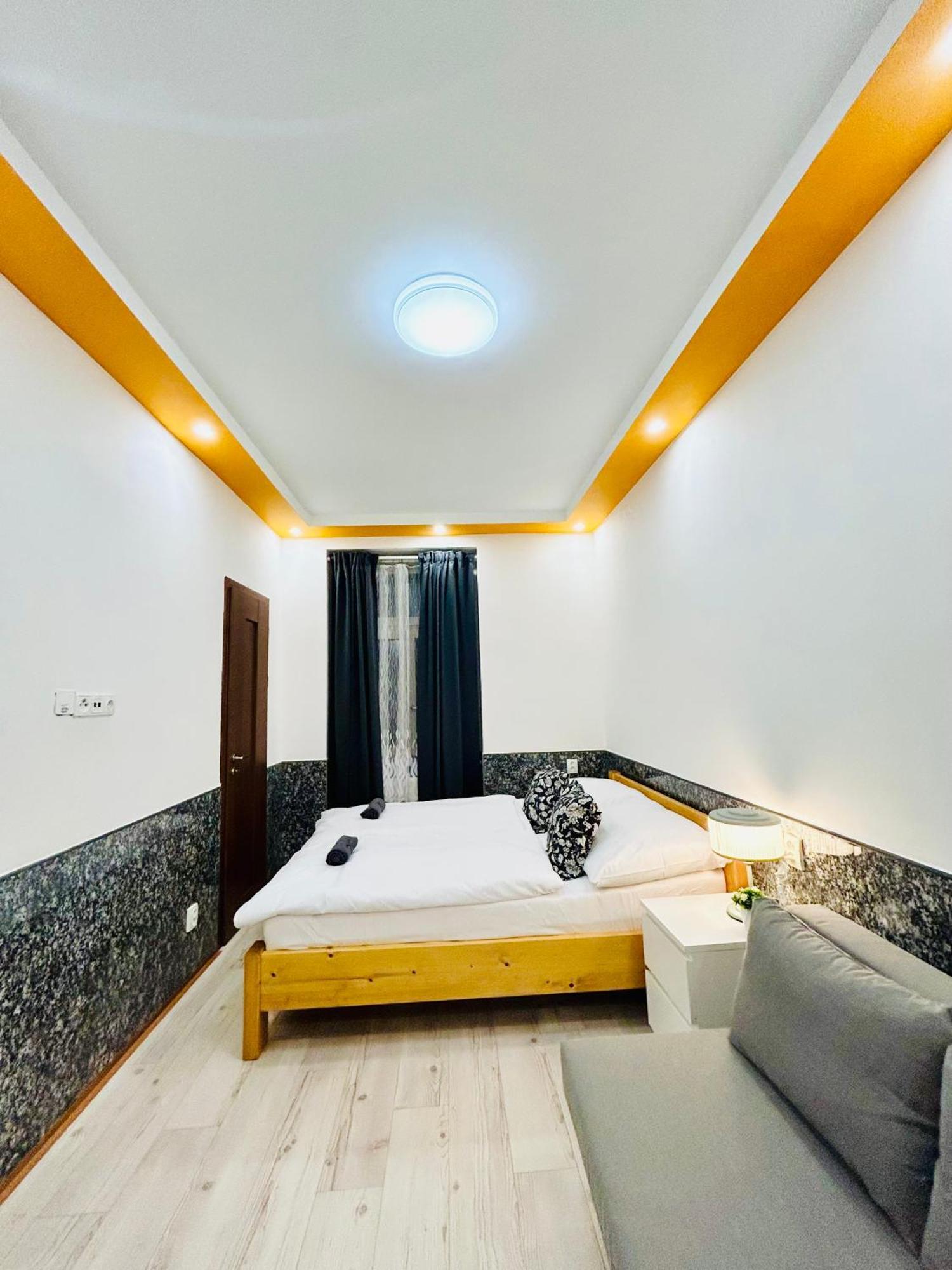Modern Spacious Apartment In Center Praha Bagian luar foto